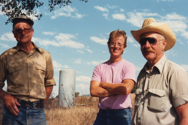 Steve Edmunds with his first source of mataro grapes: the Brandlin brothers, Chester (left) and Richard (r). in 1990.